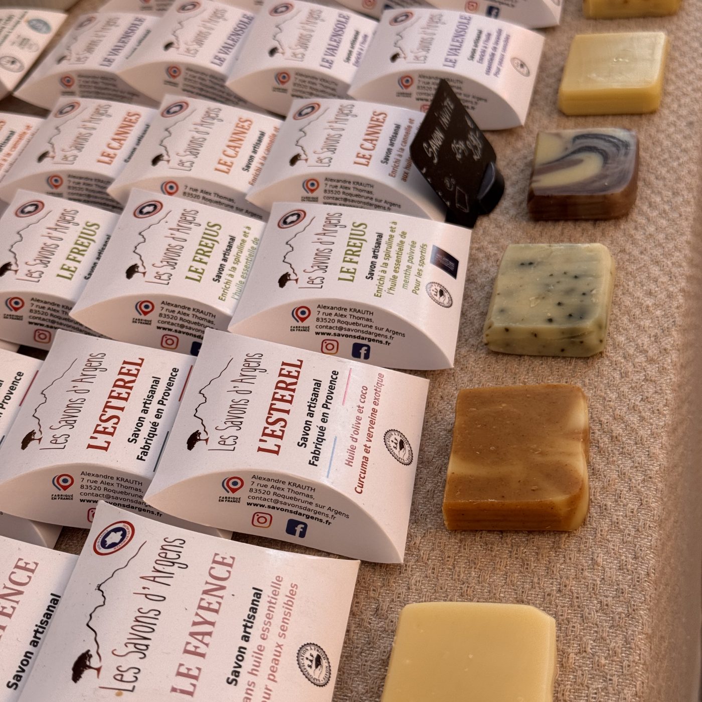 Savons invités 25g sur le stand de marché