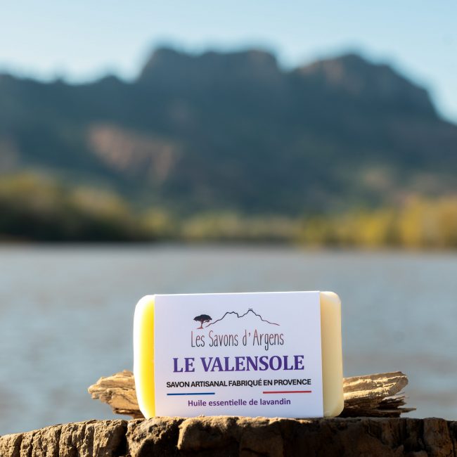 Savon à froid "Le Valensole" au lavandin devant le rocher de Roquebrune