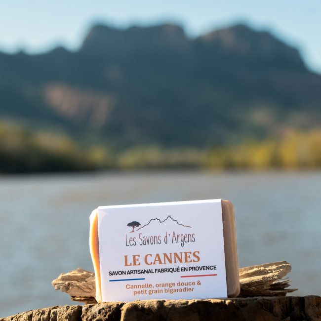 Savon "Le Cannes" devant le rocher de Roquebrune