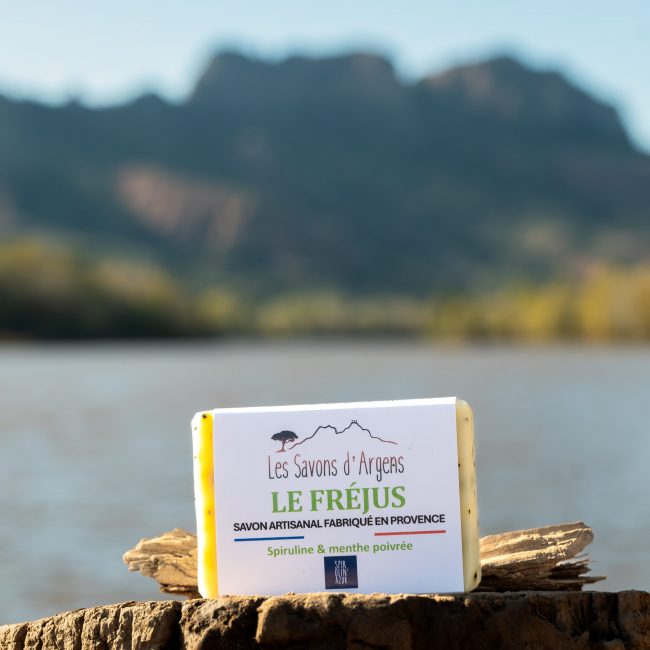 Savon "Le Fréjus" à la spiruline et menthe poivrée, devant le rocher de Roquebrune