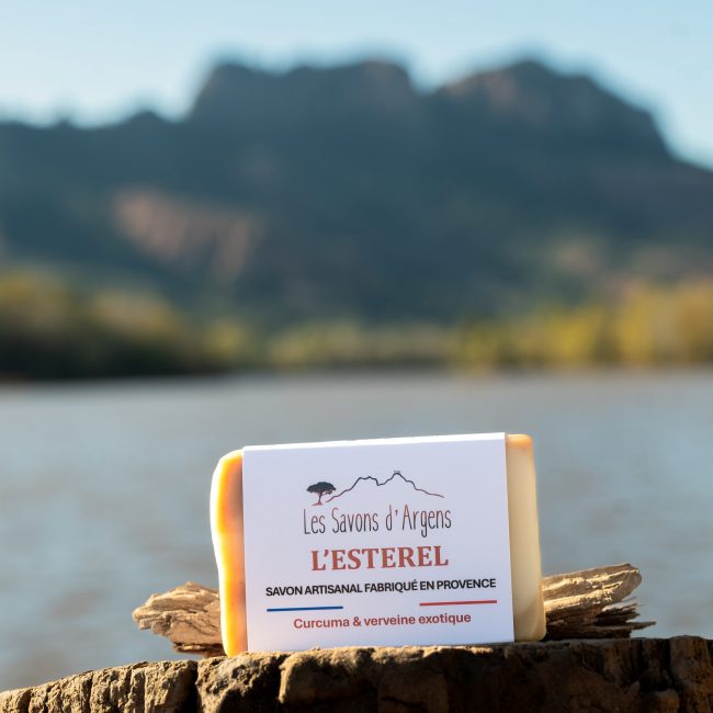 Savon "L'Esterel" au curcuma et verveine exotique bio, devant le rocher de Roquebrune