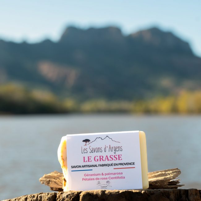 Savon "Le Grasse" à la rose, devant le rocher de Roquebrune