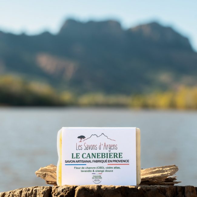 Savon "Le Canebière" devant le rocher de Roquebrune
