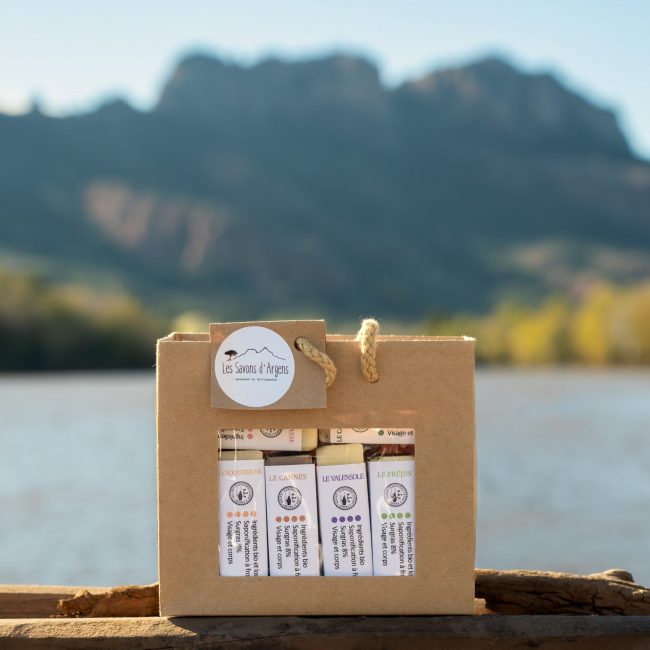 Coffret 8 savons à froid devant le rocher de Roquebrune